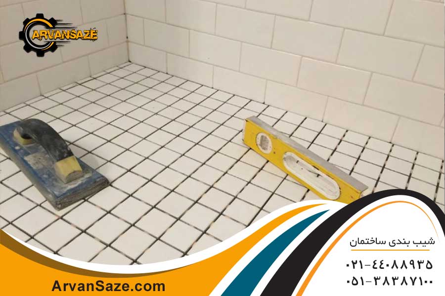 تصویر کف تراس کاشی و سرامیک شده، داری شیب بندی مناسب